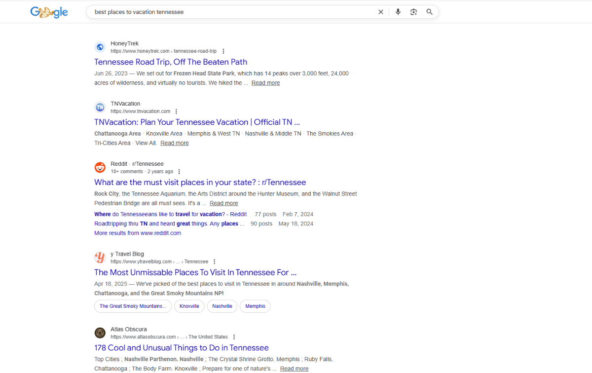 A search for “best places to vacation tennessee” in Google. These blue organic page links appear about halfway down the first search engine results page and include websites like HoneyTrek, TNVacation, Reddit, y Travel Blog, and Atlas Obscura